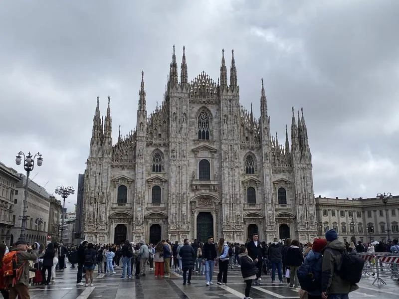 Jak długo trwa lot z Polski do Mediolanu? Sprawdź, co musisz wiedzieć!