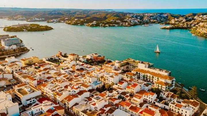 Czas lotu Warszawa Minorka