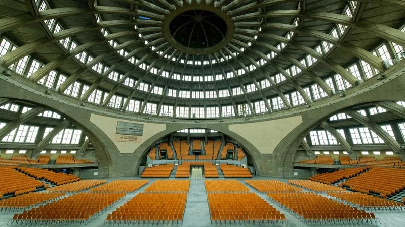 Trasy dojazdu i parkingi przy Hali Stulecia
